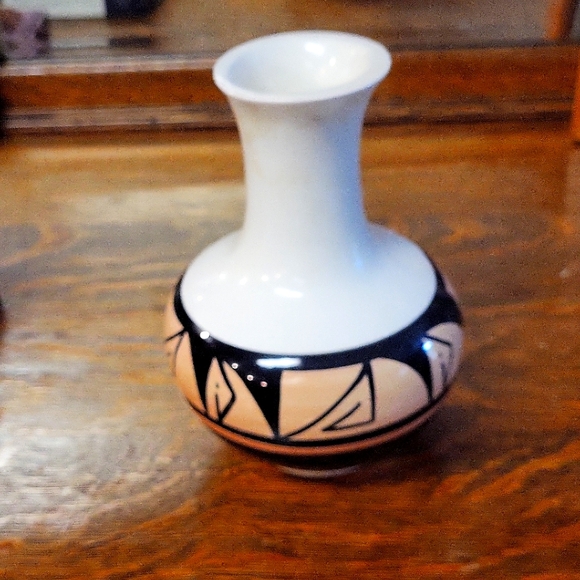 VINTAGE INDIAN VASE UTE MOUNTAIN TRIBE
